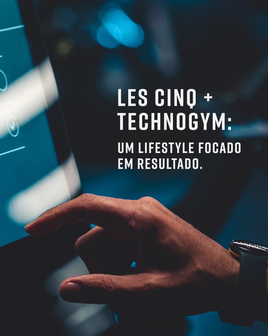 Peça Les Cinq: mão em painel de equipamento com o texto Les Cinq mais Technogym
