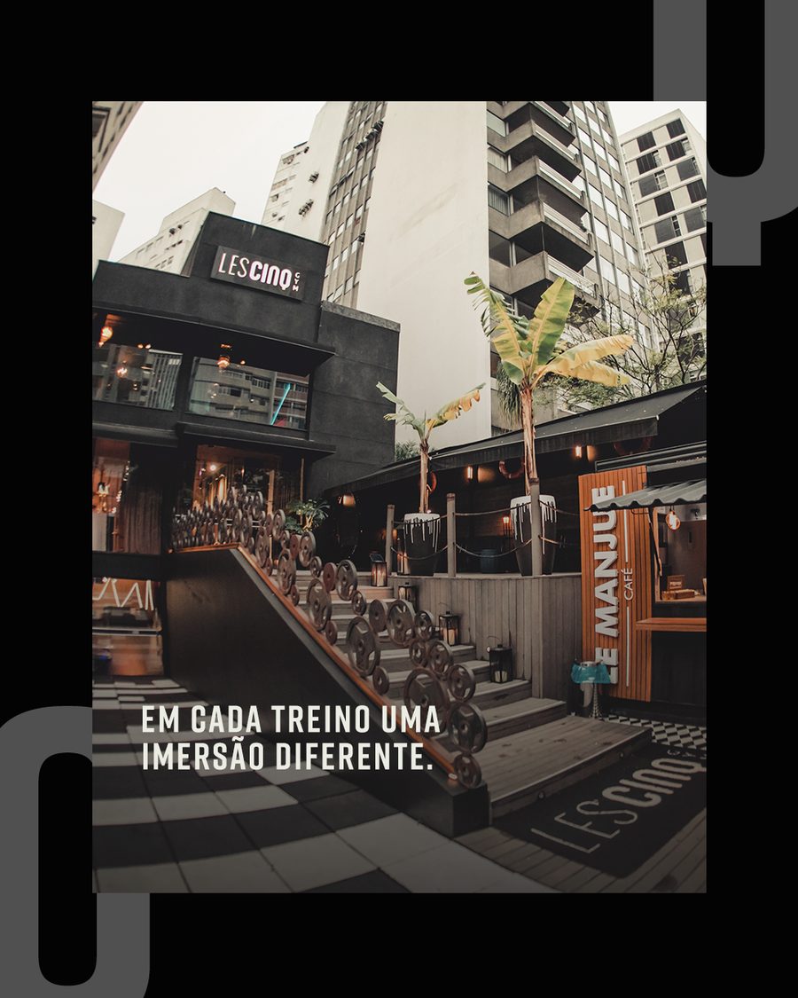 Peça Les Cinq: fachada da academia com o texto Em cada treino uma imersão diferente