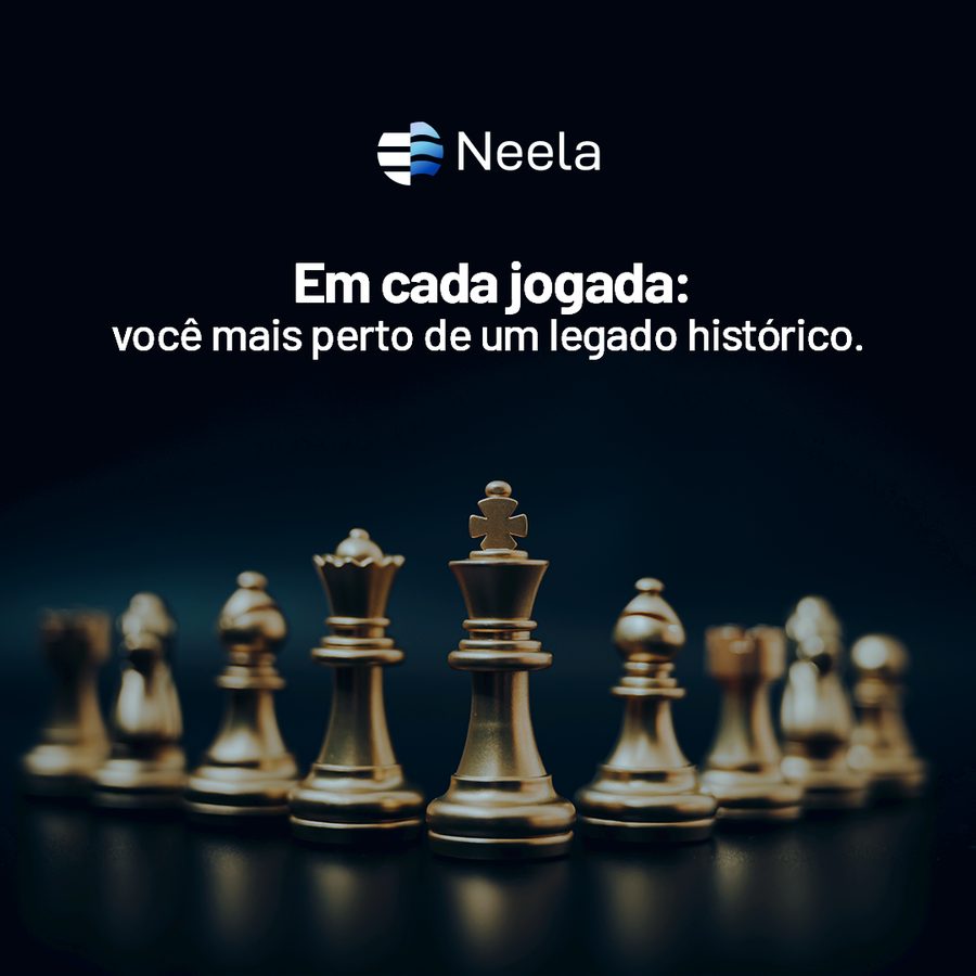 Peça Neela: peças de xadrez douradas com o texto Em cada jogada